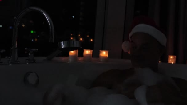 Homme Chauve Âgé Dans Santa Claus Rouge Chapeau Baigne Nuit — Video