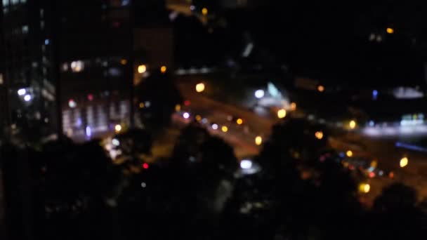 칠흑같은 속에서 거리를 불빛이 보이고 이동하는 이상하게 보이며 도시의 — 비디오