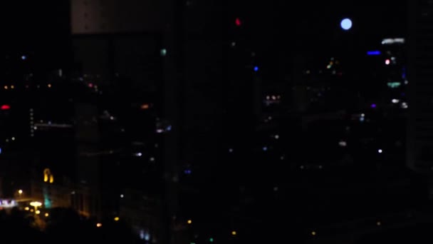 Gece Sokakları Boyunca Karanlıkta Birçok Bulanık Işığın Üst Görüntüsü Ulaşım — Stok video