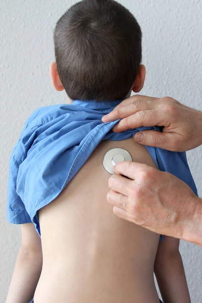 Manlig Läkare Barnläkare Med Medicinskt Stetoskop Lyssnar Lungorna Hos Ett — Stockfoto