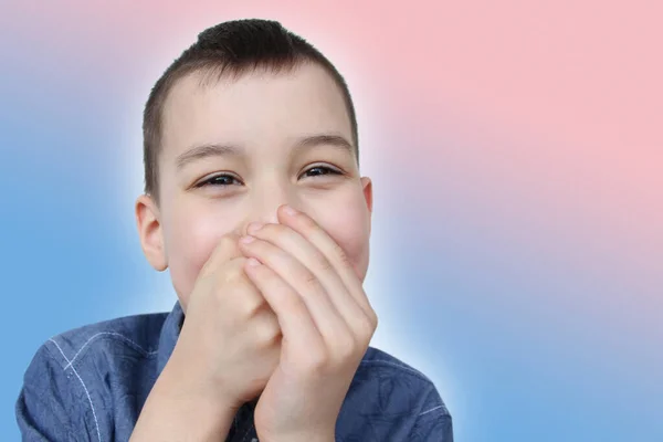 Pojke Barn Täckt Munnen Med Handflatorna Att Inte Säga Något — Stockfoto