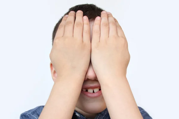 Gyerek Gyerek Csukva Tartja Szemét Kezével Boldog Gyermekkor Fogalma Diagnózis — Stock Fotó