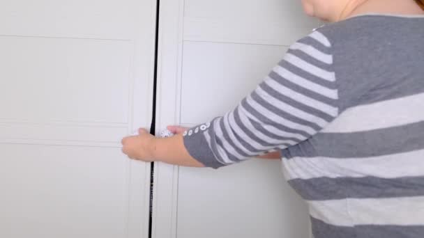 Женщина Открывает Шкаф Цветная Одежда Выпадает Концепция Хранения Вещей Ничего — стоковое видео