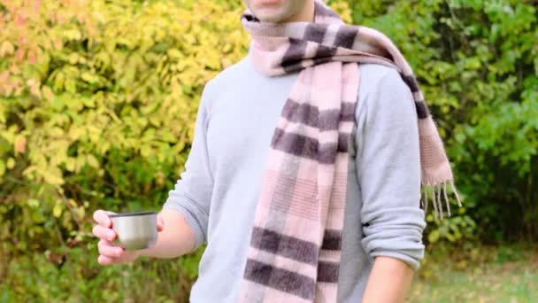 Genç Adam Bir Sonbahar Parkında Termostan Sıcak Çay Içiyor Ağaçların — Stok video