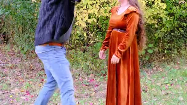 Schöne Frau Mit Langen Lockigen Haaren Einem Vintage Kleid Lehrt — Stockvideo