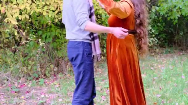 Uzun Kıvırcık Saçlı Güzel Bir Kadın Sonbaharda Parkta Genç Bir — Stok video