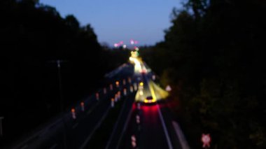 Gece otoyolu boyunca giden bulanık arabalar, karanlıkta sorunsuz hareket eden güzel bulanık ışıklar, tasarımcıların arka planı, seyahat konsepti, gece çalışmak, trafik...