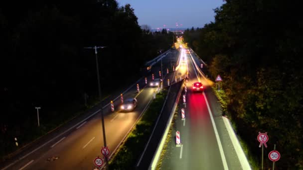 Blurred cars with headlights on drive along the evening highway, beautiful blurry lights move smoothly in the dark, background for designers, travel concept, working at night, traffic — Stock Footage Blurred Cars Headlights Drive Evening Highway Beautiful Blurry Lights Move Royalty Free Stock Footage