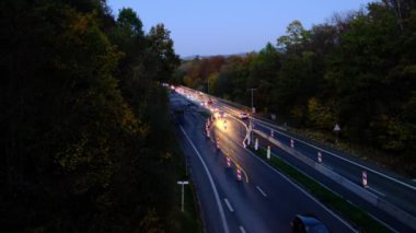 Gece otoyolu boyunca giden bulanık arabalar, karanlıkta sorunsuz hareket eden güzel bulanık ışıklar, tasarımcıların arka planı, seyahat konsepti, gece çalışmak, trafik...