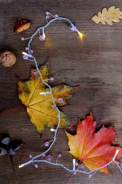 Blätter Laub Girlanden Kerzen Blick Von Oben Auf Holztisch Schönwetterkonzept — Stockfoto