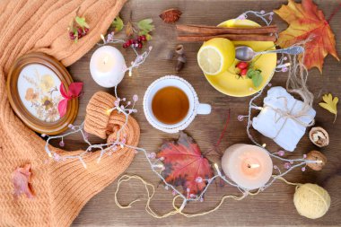 içecek, bardakta sıcak içecek yapraklar, yeşillik, çelenk, mumlar, ahşap masa manzarası, güzel hava konsepti, açık hava çay partisi, sıcak sonbahar havası.