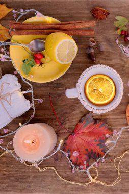 içecek, bardakta sıcak içecek yapraklar, yeşillik, çelenk, mumlar, ahşap masa manzarası, güzel hava konsepti, açık hava çay partisi, sıcak sonbahar havası.