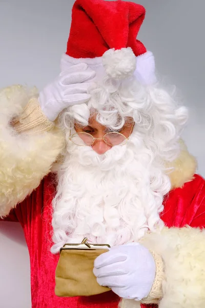 Ältere Weihnachtsmann Anzug Mit Weißem Bart Gratuliert Kindern Und Erwachsenen — Stockfoto