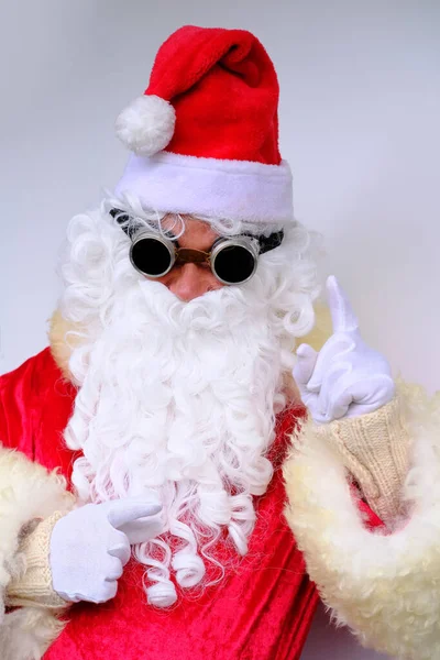 Idoso Santa Claus Terno Com Barba Branca Parabeniza Crianças Adultos — Fotografia de Stock