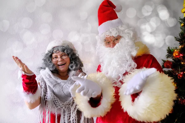 Ηλικιωμένος Άγιος Βασίλης Σύζυγό Του Συγχαίρει Παιδιά Και Ενήλικες Δείχνει — Φωτογραφία Αρχείου