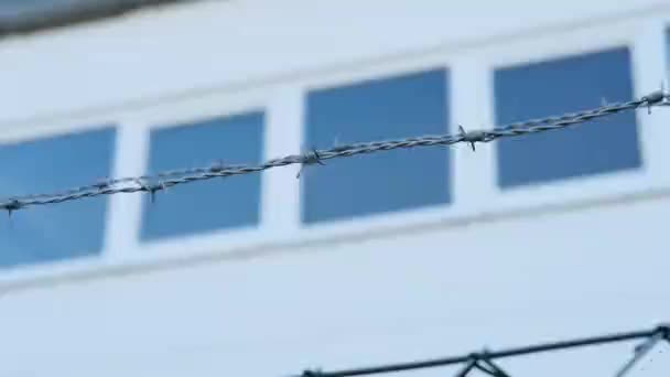 Blaues Bürogebäude Eingezäunt Mit Hohem Stacheldrahtzaun Darüber Petitionsbüro Bewachter Bereich — Stockvideo