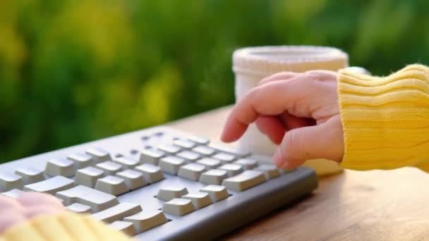 Xícara Aconchegante Chá Quente Café Teclado Computador Cinza Mesa Jardim — Vídeo de Stock