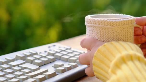 Accogliente Tazza Caldo Caffè Tastiera Del Computer Grigio Sul Tavolo — Video Stock