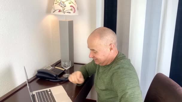 Homem Meia Idade Digitação Texto Teclado Laptop Navegar Internet Apartamentos — Vídeo de Stock