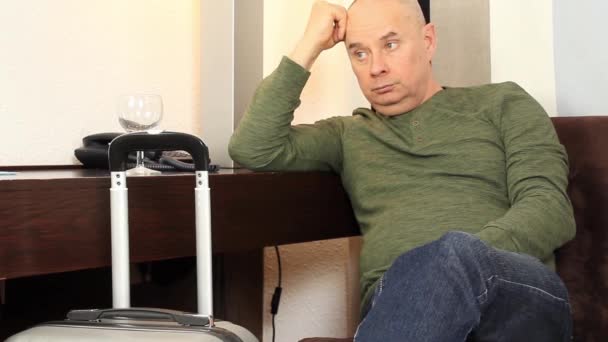 Mężczyzna Średnim Wieku Siedzi Krześle Apartamencie Pokoju Hotelowym Pije Alkohol — Wideo stockowe