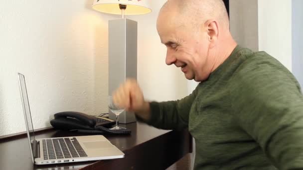 Homem Meia Idade Digitação Texto Teclado Laptop Navegar Internet Apartamentos — Vídeo de Stock