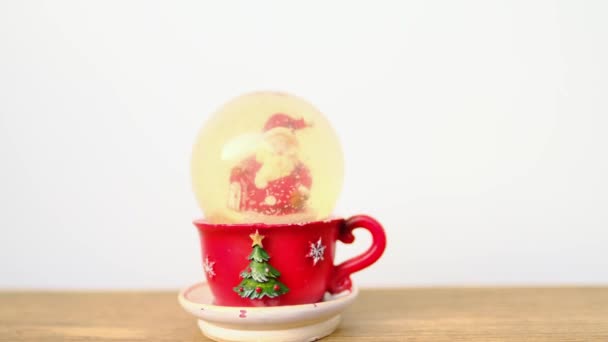 Santa Claus Figurine Avec Une Barbe Blanche Dans Globe Neige — Video