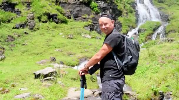 Paseos Turísticos Masculinos Ancianos Con Alpenstocks Montañas Alpinas Disfruta Vista — Vídeos de Stock