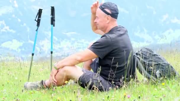 Turista Masculino Sienta Una Parada Las Montañas Disfrutando Vista Los — Vídeos de Stock