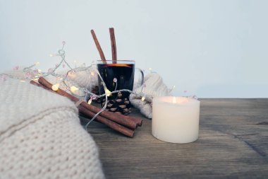 Sıcak kazak, limonlu sıcak şarap, mumlar, çam kozalakları, çelenkler, mutlu noeller, sıcak kış havası, tatil