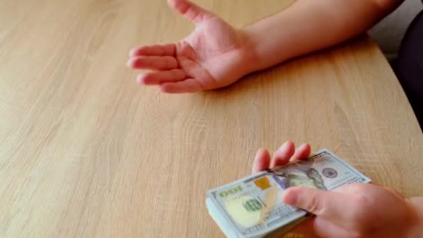 Manliga Händer Fram Sedlar Från Svart Läder Plånbok Räknas Betalar — Stockvideo