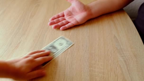 Manliga Händer Fram Sedlar Från Svart Läder Plånbok Räknas Betalar — Stockvideo