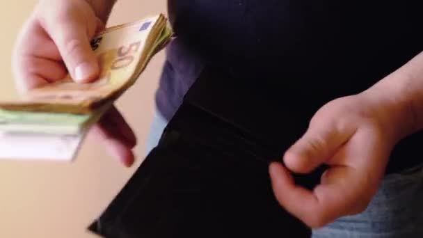 Manos Masculinas Sacar Billetes Una Cartera Cuero Negro Cuenta Paga — Vídeo de stock