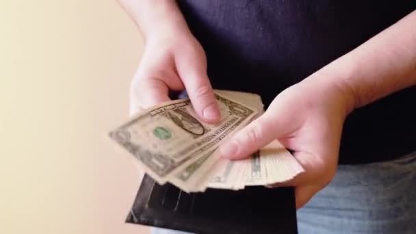 Αρσενικά Χέρια Λαμβάνουν Τραπεζογραμμάτια Από Μαύρο Δερμάτινο Πορτοφόλι Μετράει Πληρώνει — Αρχείο Βίντεο