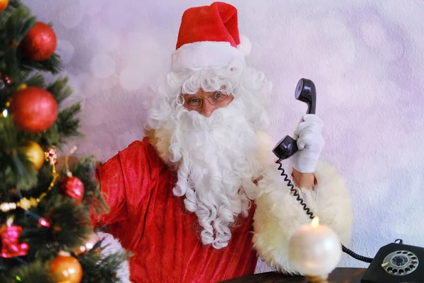 Adulte Santa Claus Costume Rouge Est Assis Table Appels Sur — Photo