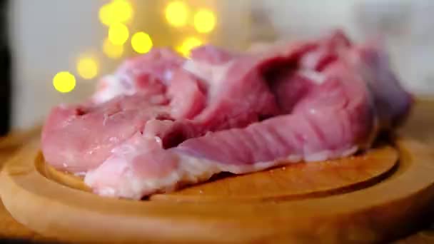 Vrouw Thuis Keuken Snijdt Een Smakelijk Stuk Vlees Van Pluimvee — Stockvideo