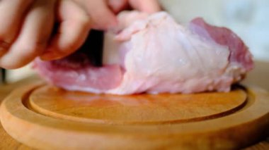 Erkek eli siyah deri cüzdandan para çeker, para sayar, para değiştirir, iş konsepti değiştirir, satın almak için nakit öder.