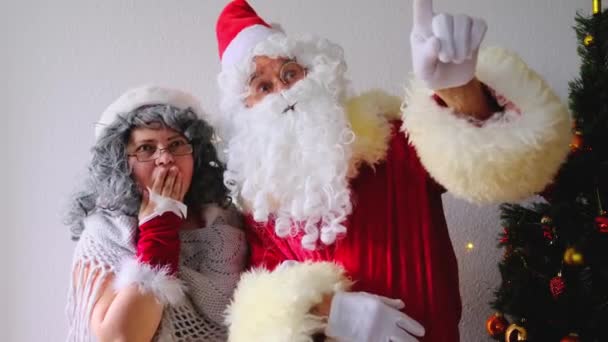 Ältere Weihnachtsmann Mit Seiner Frau Gratuliert Kindern Und Erwachsenen Sehr — Stockvideo