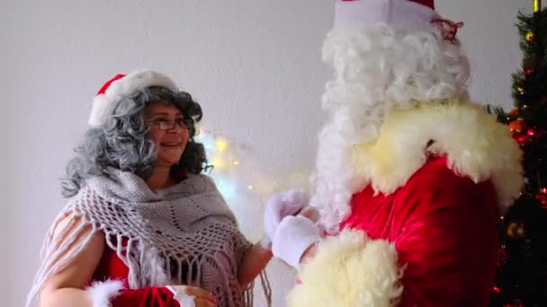 Bătrâni Moș Crăciun Claus Soția Felicită Copiii Adulții Foarte Surprins — Videoclip de stoc
