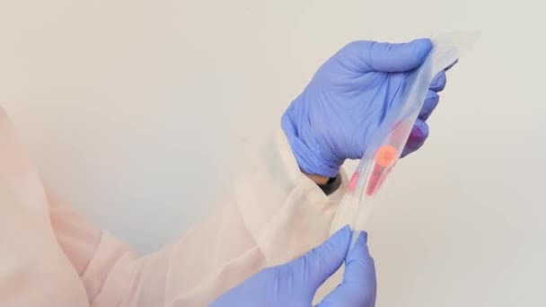 Gadis Memegang Kit Untuk Tes Dna Dalam Kotak Swab Kapas — Stok Video