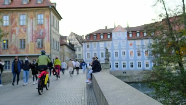 Ludzie Maskach Medycznych Turyści Spacerują Ulicami Europejskiego Miasta Bamberg Koncepcja — Wideo stockowe
