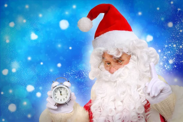 Anciano Santa Claus Traje Con Una Barba Blanca Felicita Los — Foto de Stock