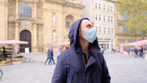Männlicher Tourist Maske Geht Die Straße Entlang Wartet Auf Dem — Stockvideo