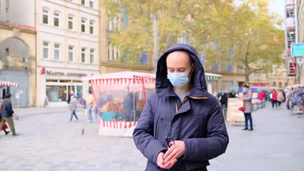 Männlicher Tourist Maske Geht Die Straße Entlang Wartet Auf Dem — Stockvideo