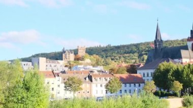 Nehir, göl, Alman kenti Bingen, antik Avrupa mimarisi, turizm, seyahat kavramına yansıyor.