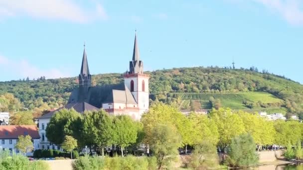 Piękny Krajobraz Miasta Wysoki Kościół Iglicą Znajduje Odzwierciedlenie Wodzie Rzeki — Wideo stockowe