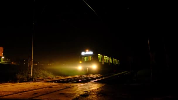 Éjszaka Egy Vasúti Átkelőhelyen Elhalad Egy Vonat Fényszórók Égnek Utasok — Stock videók