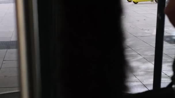 Стеклянный Выход Двери Открываются Автоматически Человек Выходит Здания Коридор Бизнес — стоковое видео