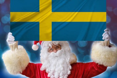 Sakallı Noel Baba, İsveç devletinin güzel renkli bir bayrağını kumaş, turizm, yeni yıl ve mutlu noeller, ekonomik ve politik beklentiler üzerine elinde tutuyor.