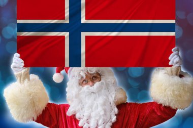 Sakallı Noel Baba, Norveç devletinin güzel renkli bayrağını kumaş, turizm, yeni yıl ve mutlu noeller, ekonomik ve politik beklentiler üzerine elinde tutuyor.
