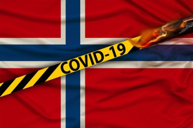 Norveç bayrağının arka planına karşı COVID-19 yazılı bariyer bandı, turizm kısıtlamaları, karantina tedbirleri, izolasyon, ülkeye giriş yasağı